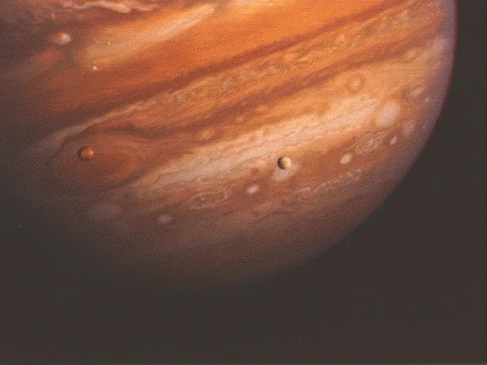 Júpiter y dos de sus lunas