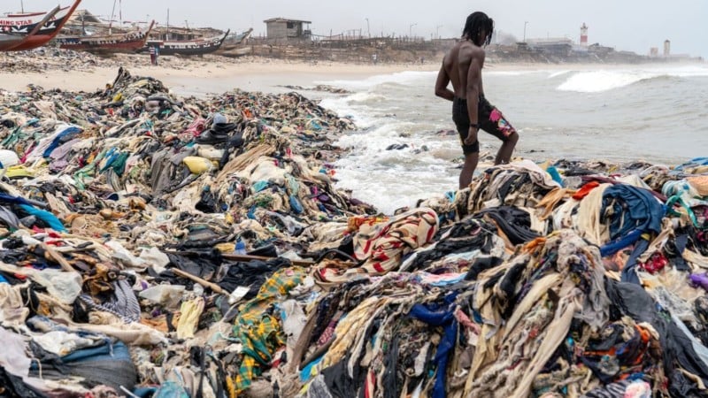 Kleidung in Ghana entsorgt