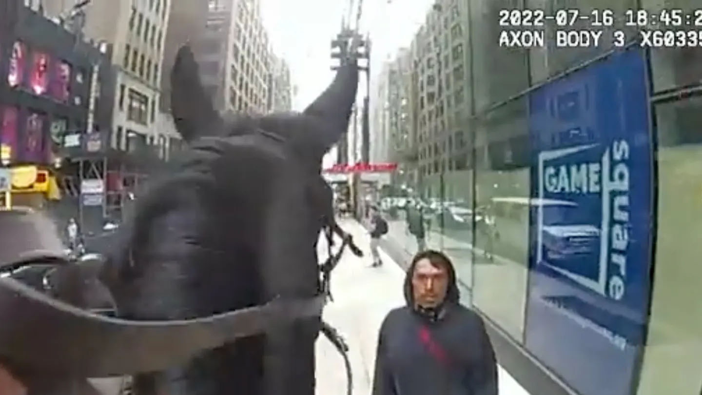 Footage of NYPD Cop on Horseback Chasing Suspect in Times Square ...
