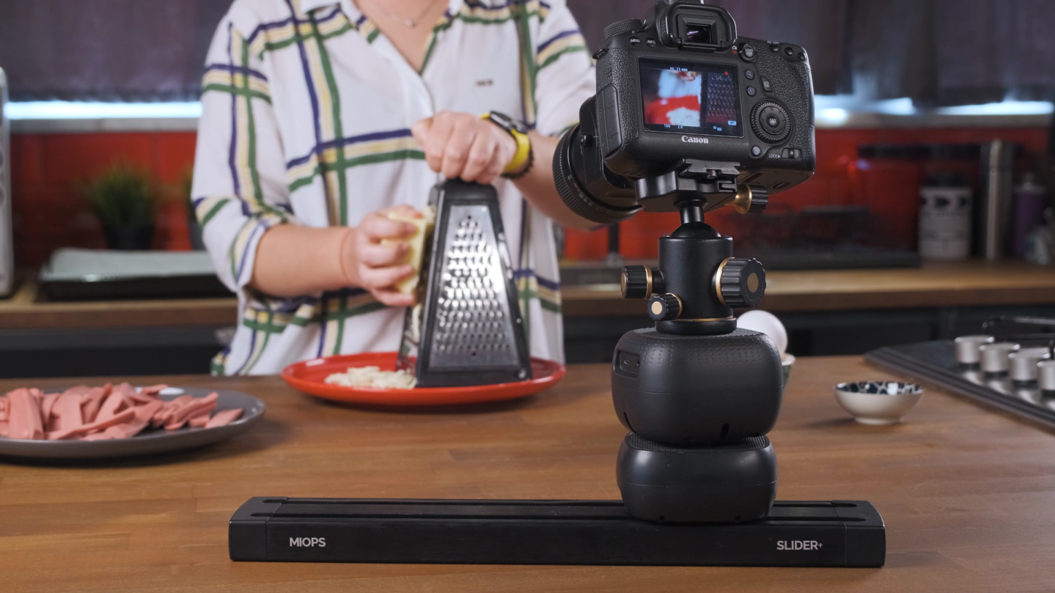 The MIOPS Capsule Pro is a Modular Pan Tilt Motion Control System