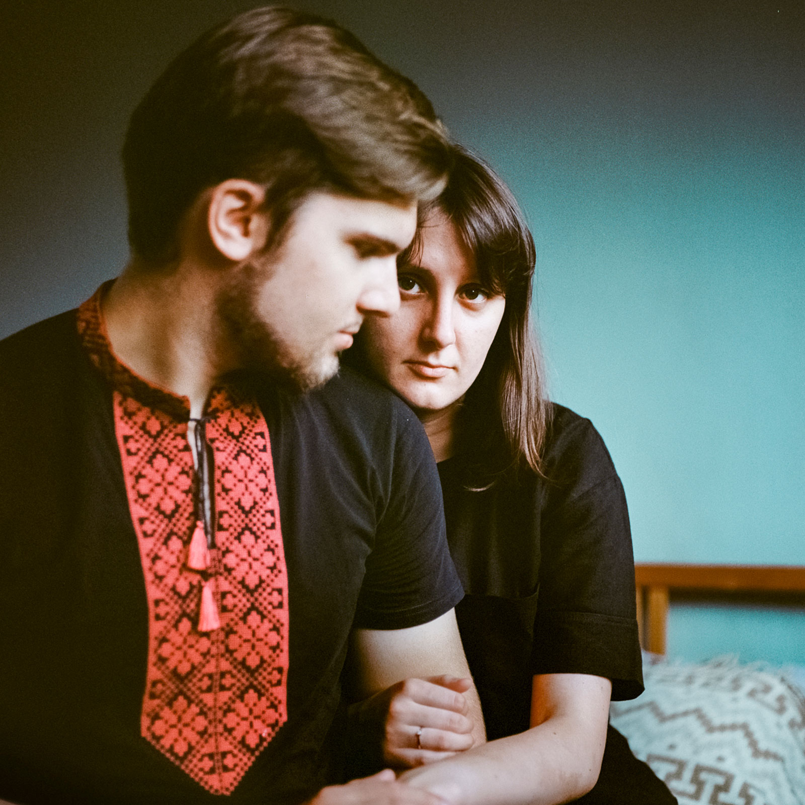 Jeune couple ukrainien dans leur appartement