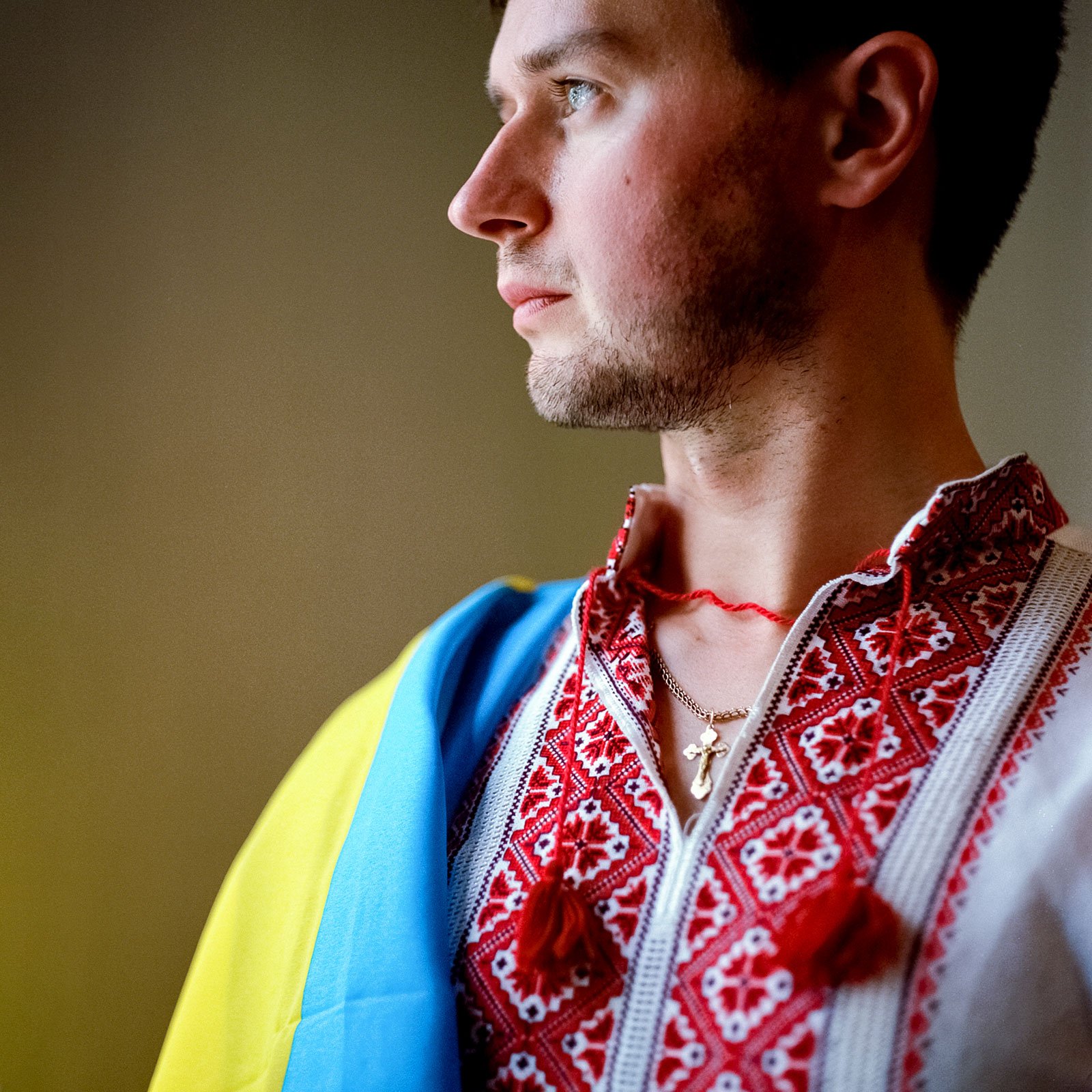 Geleneksel elbiseli Ukraynalı genç adam