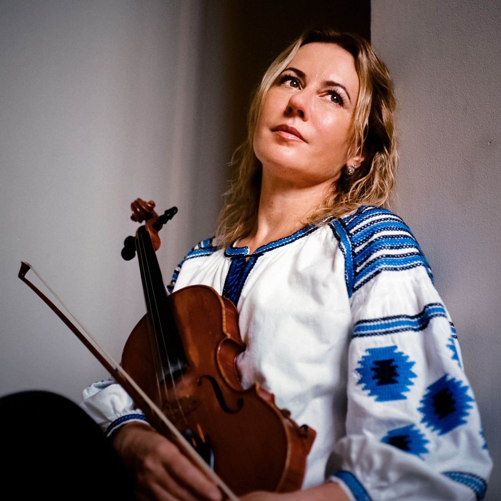femme ukrainienne tenant un violon