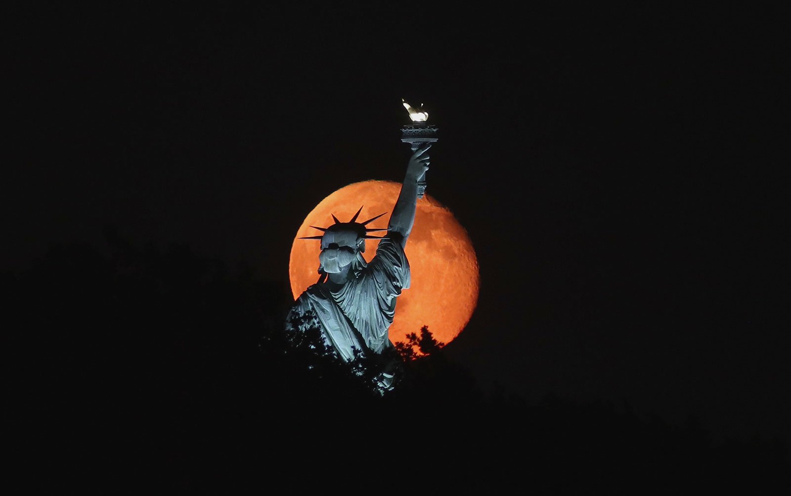 New York'ta Süper Ay'ın önünde Özgürlük Heykeli