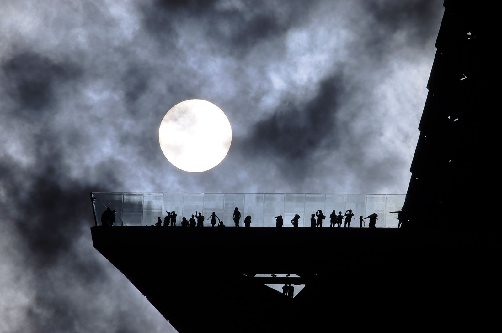 Ay şeklindeki çatı katı ve New York City (siluet)