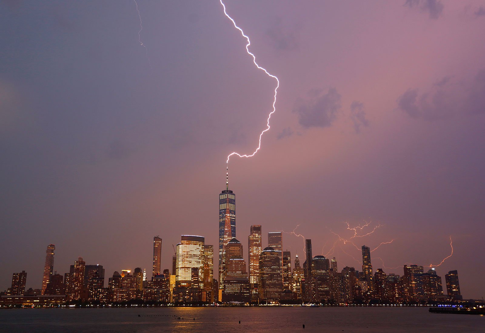 Bir fırtına sırasında New York şehir manzarası 