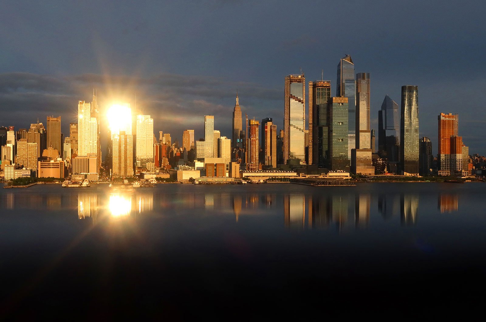 Horizon de NYC avec des paillettes lumineuses