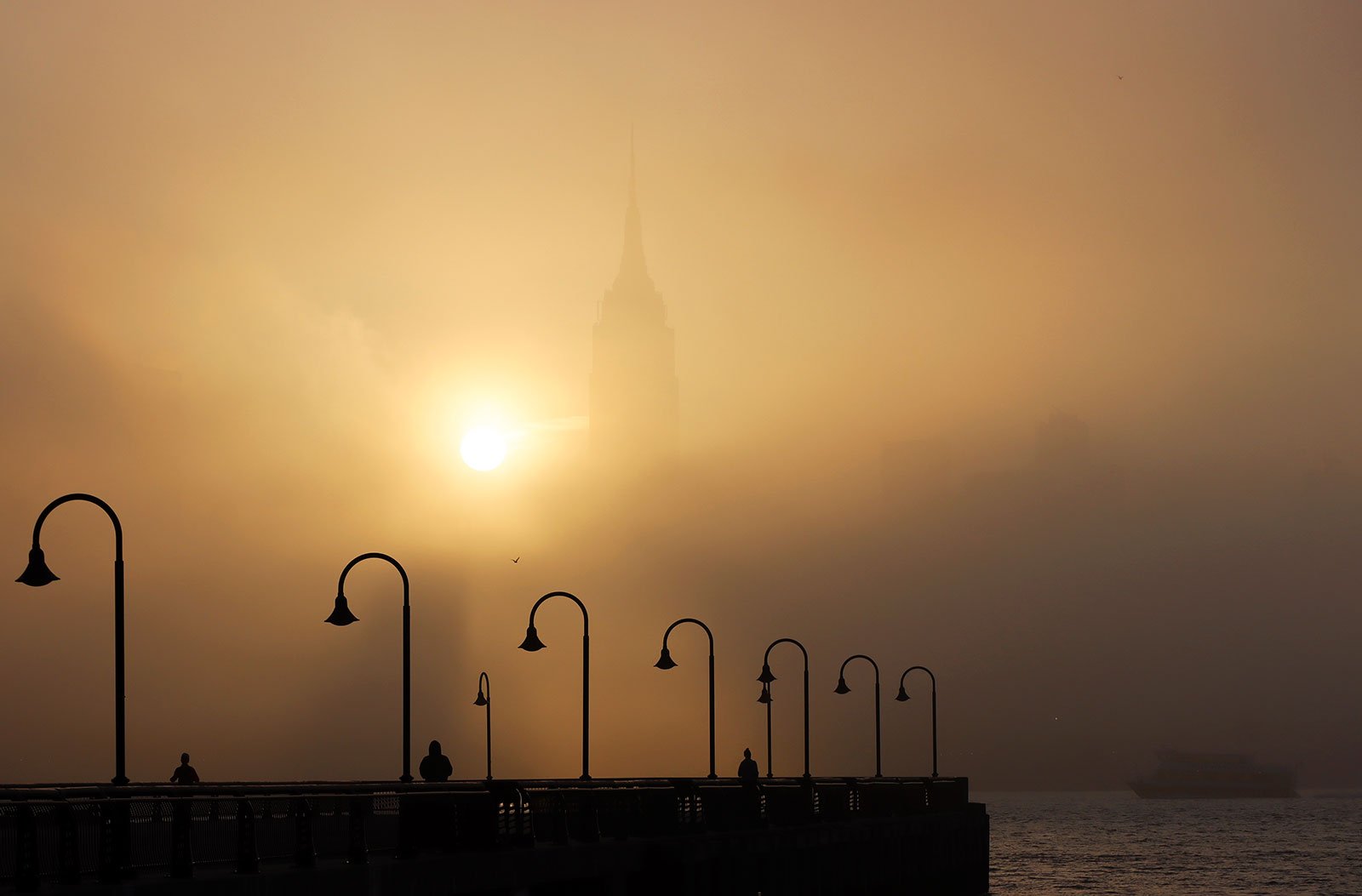 Horizon brumeux de NYC et soleil couchant