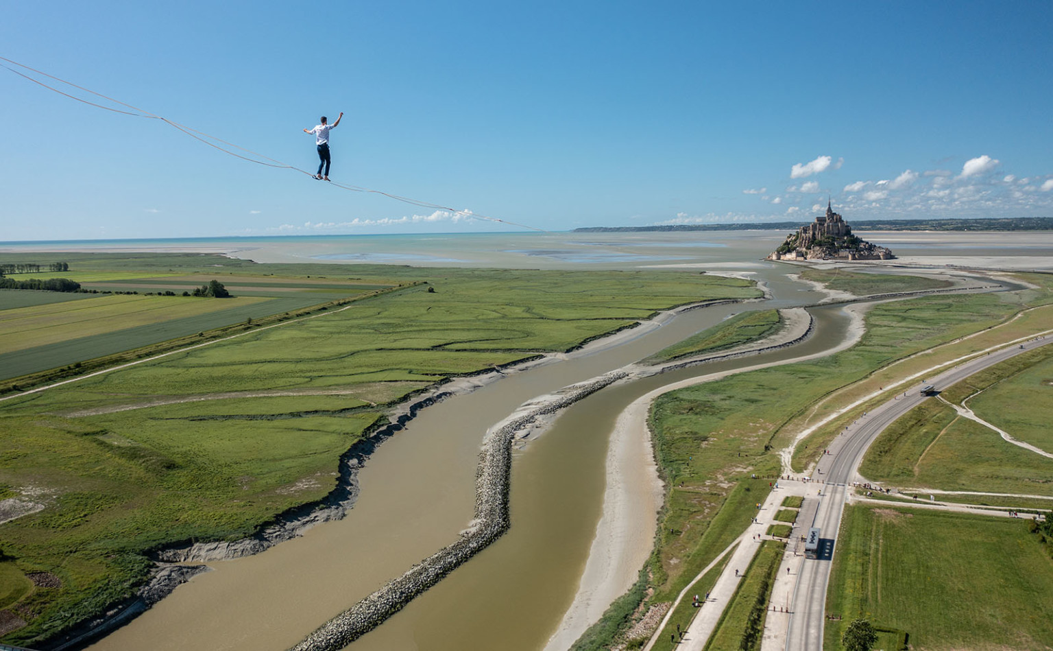 Vertigo-Inducing Photos of a Record-Setting 1.4-Mile Highline Walk ...
