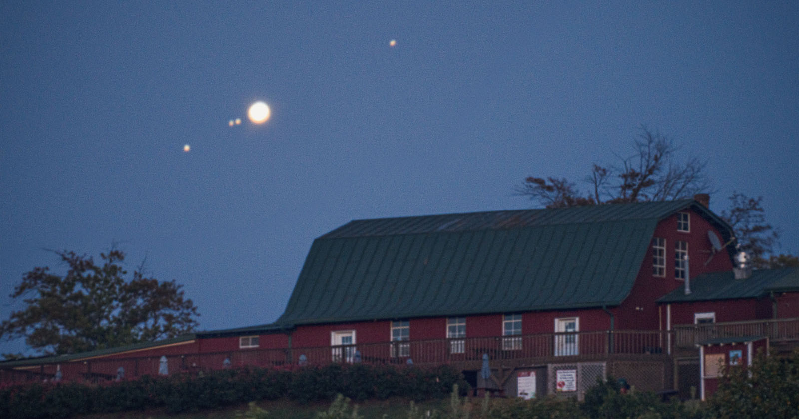 Photographer Captures Jupiter and Its Moons Rising Above a Barn - PetaPixel