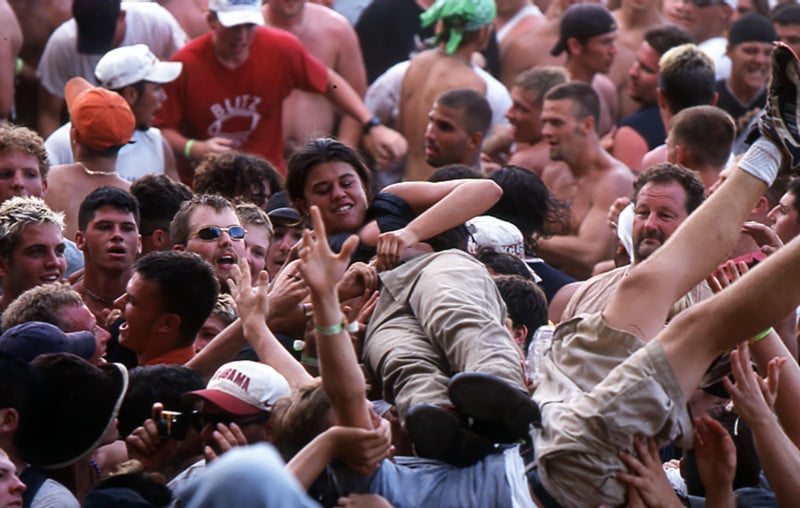 woma crowdsurfing