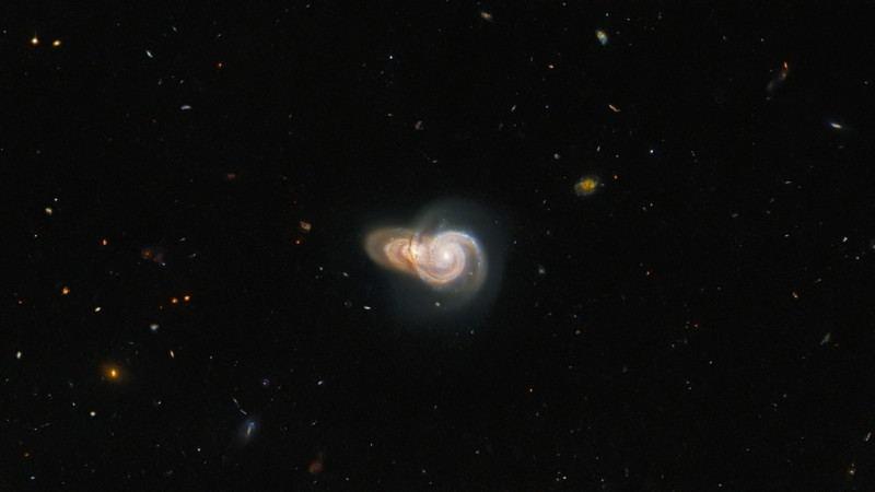 Hubble captura la ilusión óptica de ‘colisionar’ dos galaxias espirales