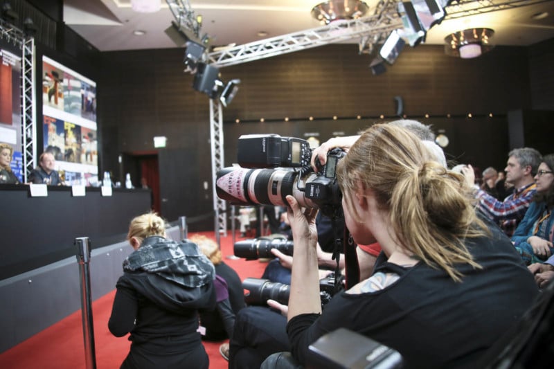 عکاس خبری در حال پوشش کنفرانس مطبوعاتی