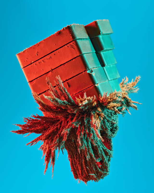 Magnete und metallische Körner erzeugen eine blockartige Struktur mit einem lebendigen blauen Hintergrund