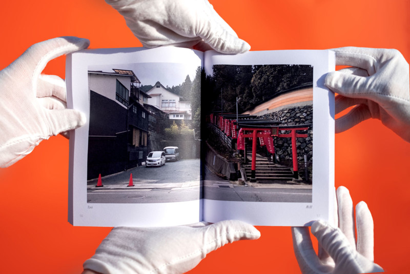 Zwei orangefarbene Leitkegel in Japan blockieren einen schmalen Gehweg in der Straße oder am Tempeleingang