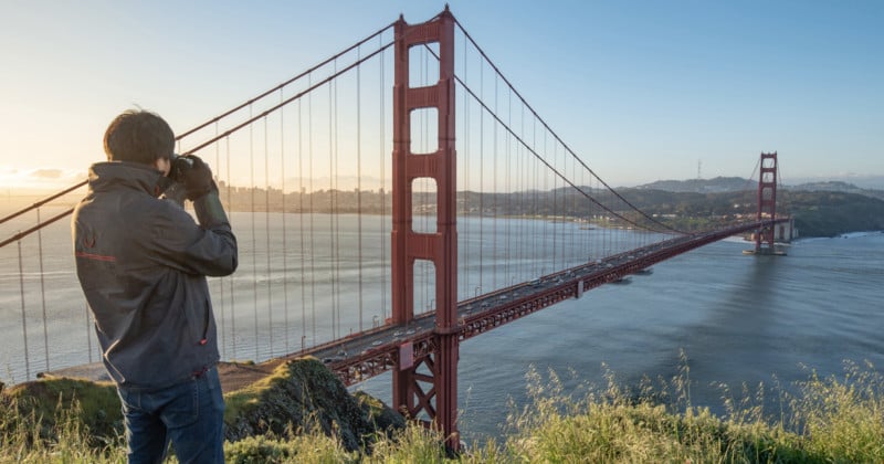 Fotograf mit Blick auf die Golden Gate Bridge