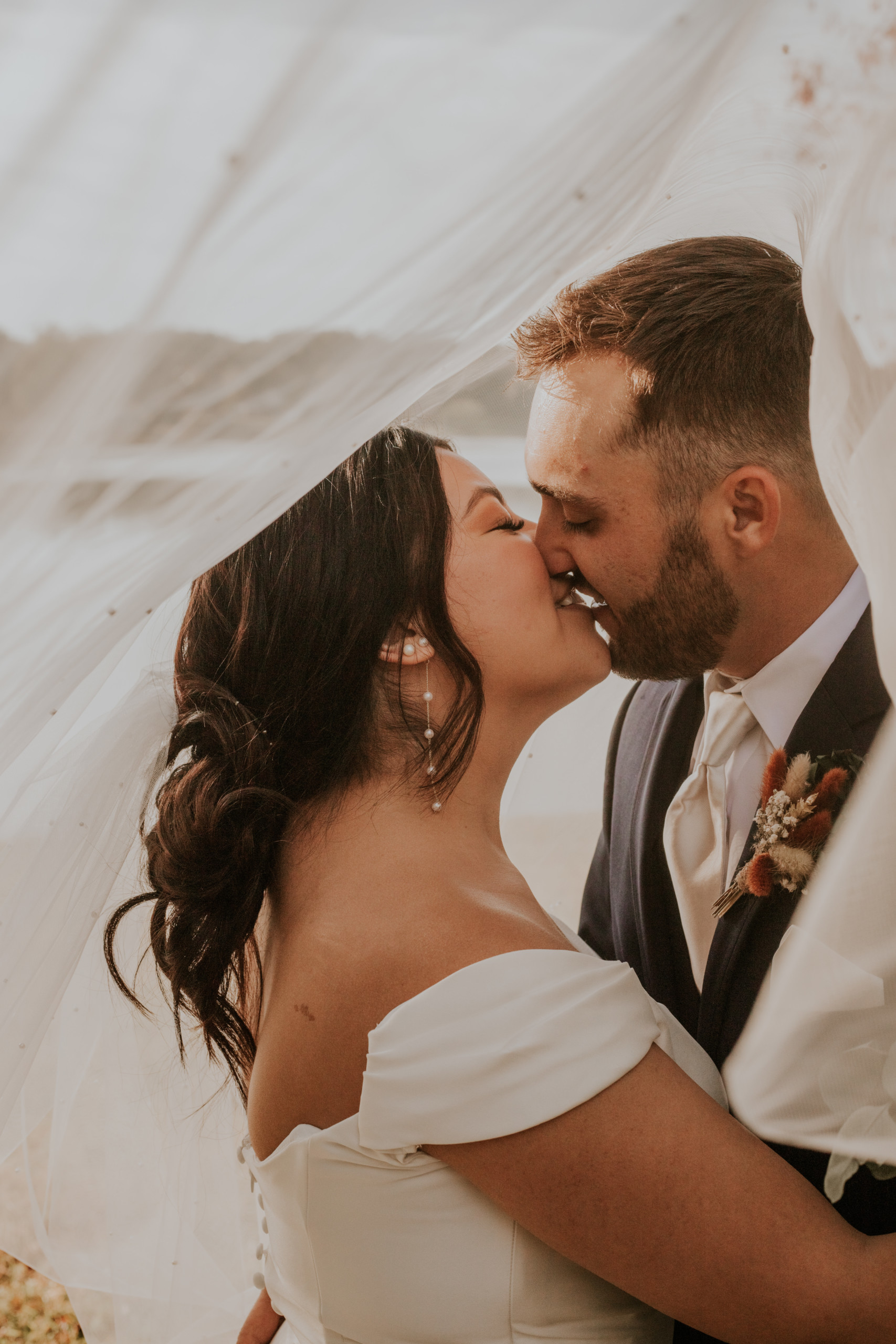 Wedding Photographer Gets Couples to 'Teeth Kiss' for Romantic Photos ...