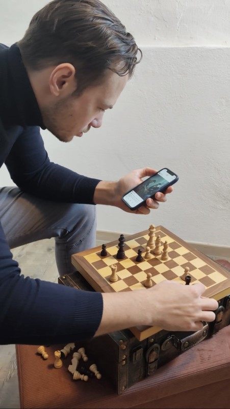 This Ronaldo-Messi chess position from Louis Vuitton's ad is