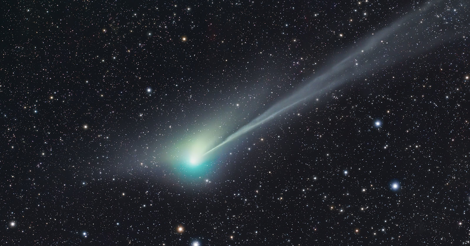 Stunning Photos of Comet with Broken Tail Streaking Through Solar System