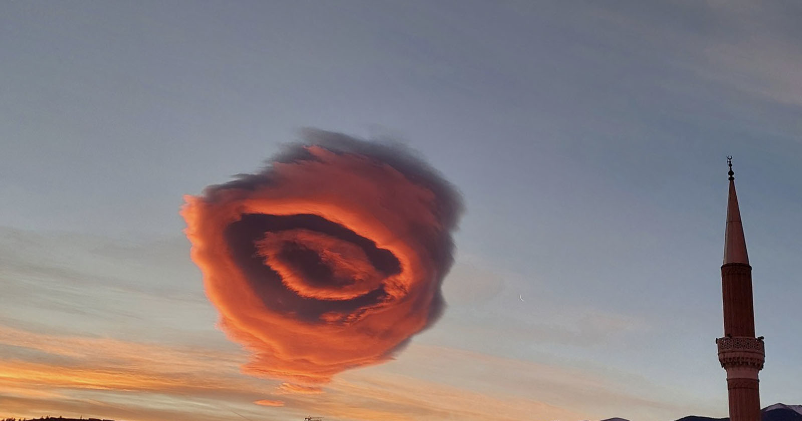 Photos of Alien-like Cloud That Formed in the Skies Above Turkey