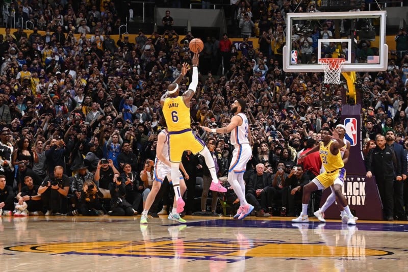 LeBron James dunk: Lakers photographer captures iconic moment