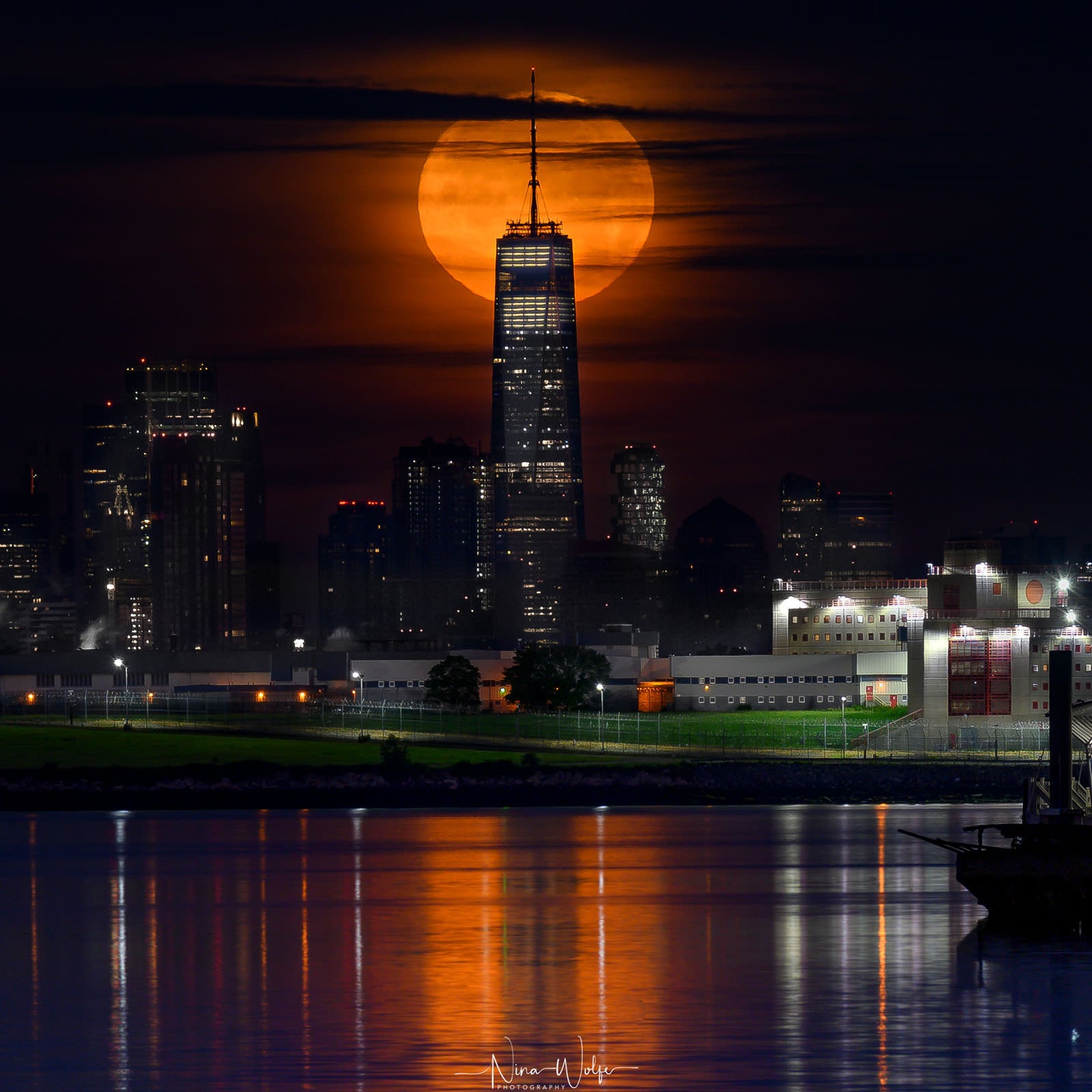 Photographer's Optical Illusion Photos Make the Moon Look Gigantic ...