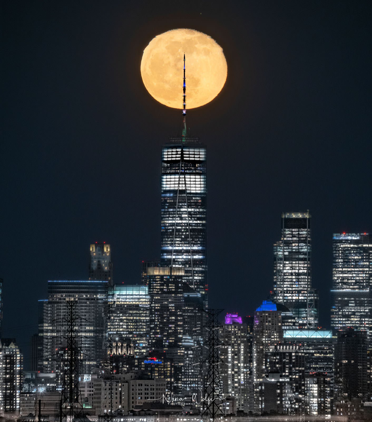 Photographer's Optical Illusion Photos Make the Moon Look Gigantic ...