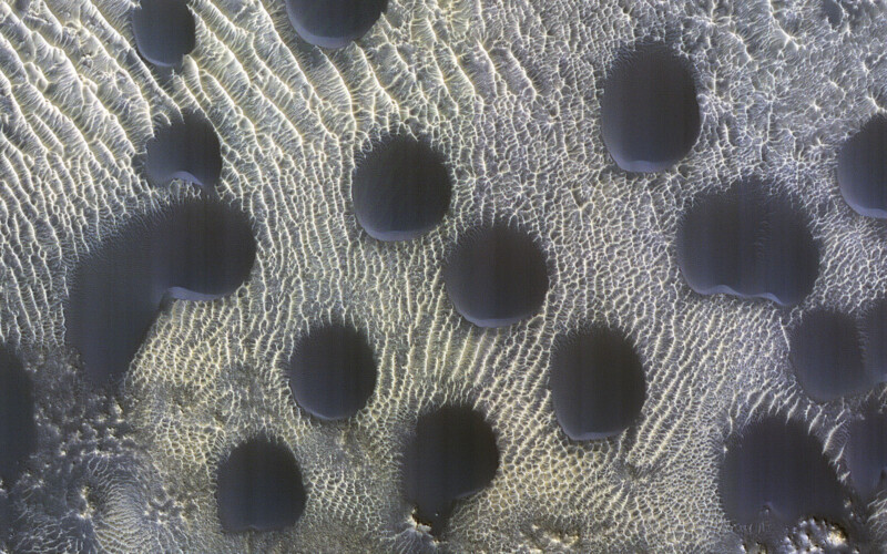 circular sand dunes on Mars