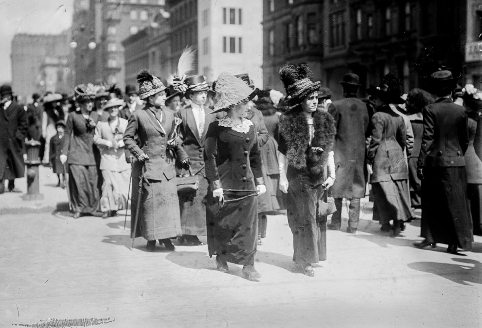 Historic Photos of New York Socialites Attending the Easter Parade ...