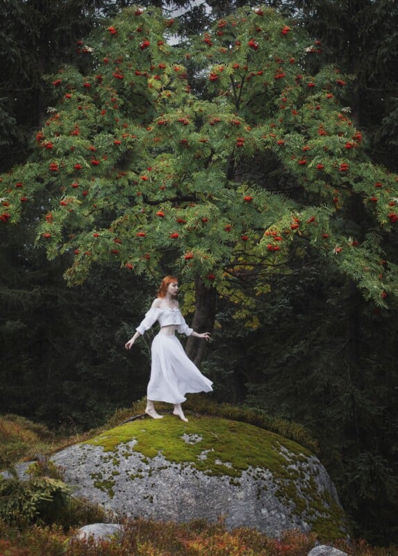 jeune femme, avec une robe en dentelle debout sur mousseux plus audacieux, avec une mystérieuse forêt derrière elle