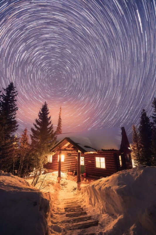 La photographie d'Imhoff combine toutes les images d'étoiles de sa vidéo Timelapse pour créer une image des traînées d'étoiles.