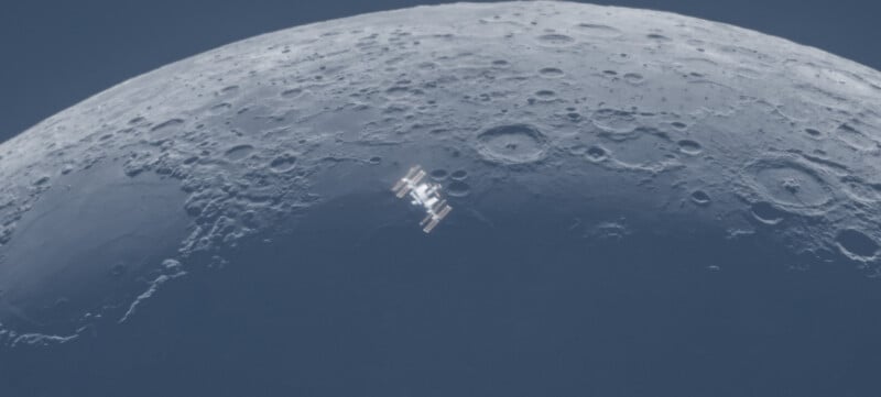 Attraversamento della Stazione Spaziale Internazionale davanti alla luna. 
