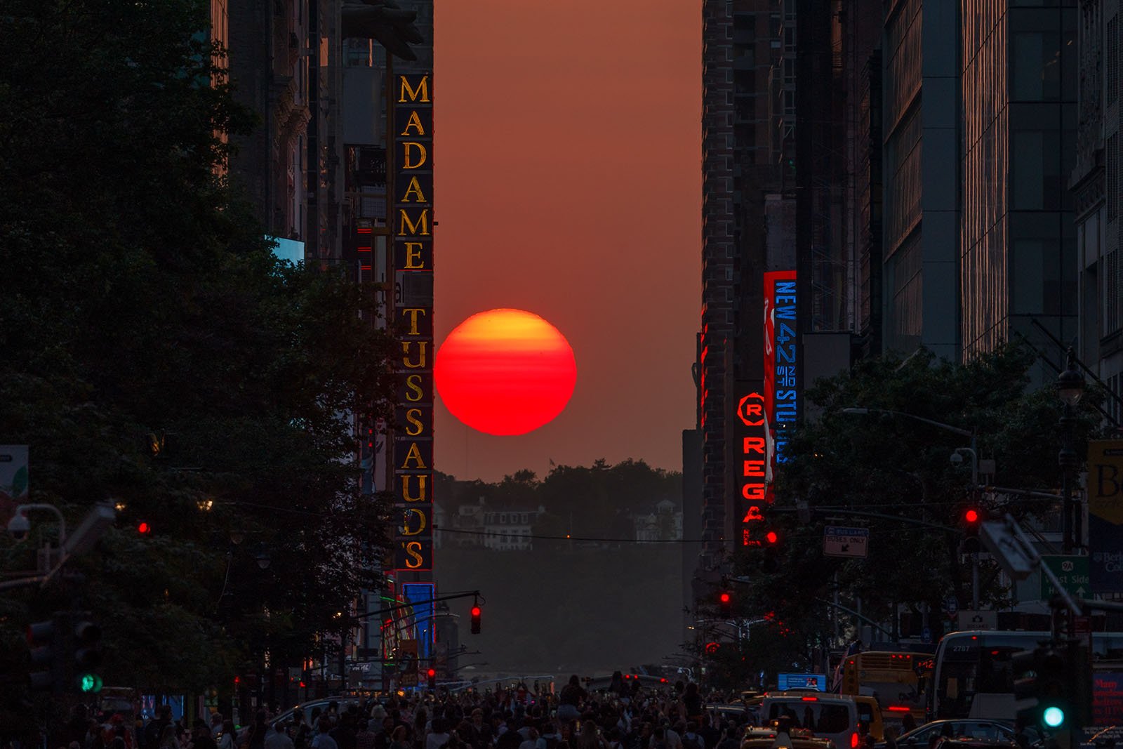 Thousands of Photographers Gather in New York for 'Manhattanhenge