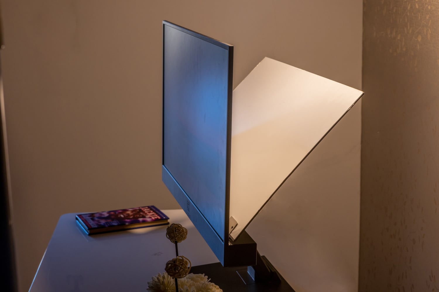 The Eazeye is an 'Naturally Backlit' Monitor Powered by Ambient Light ...