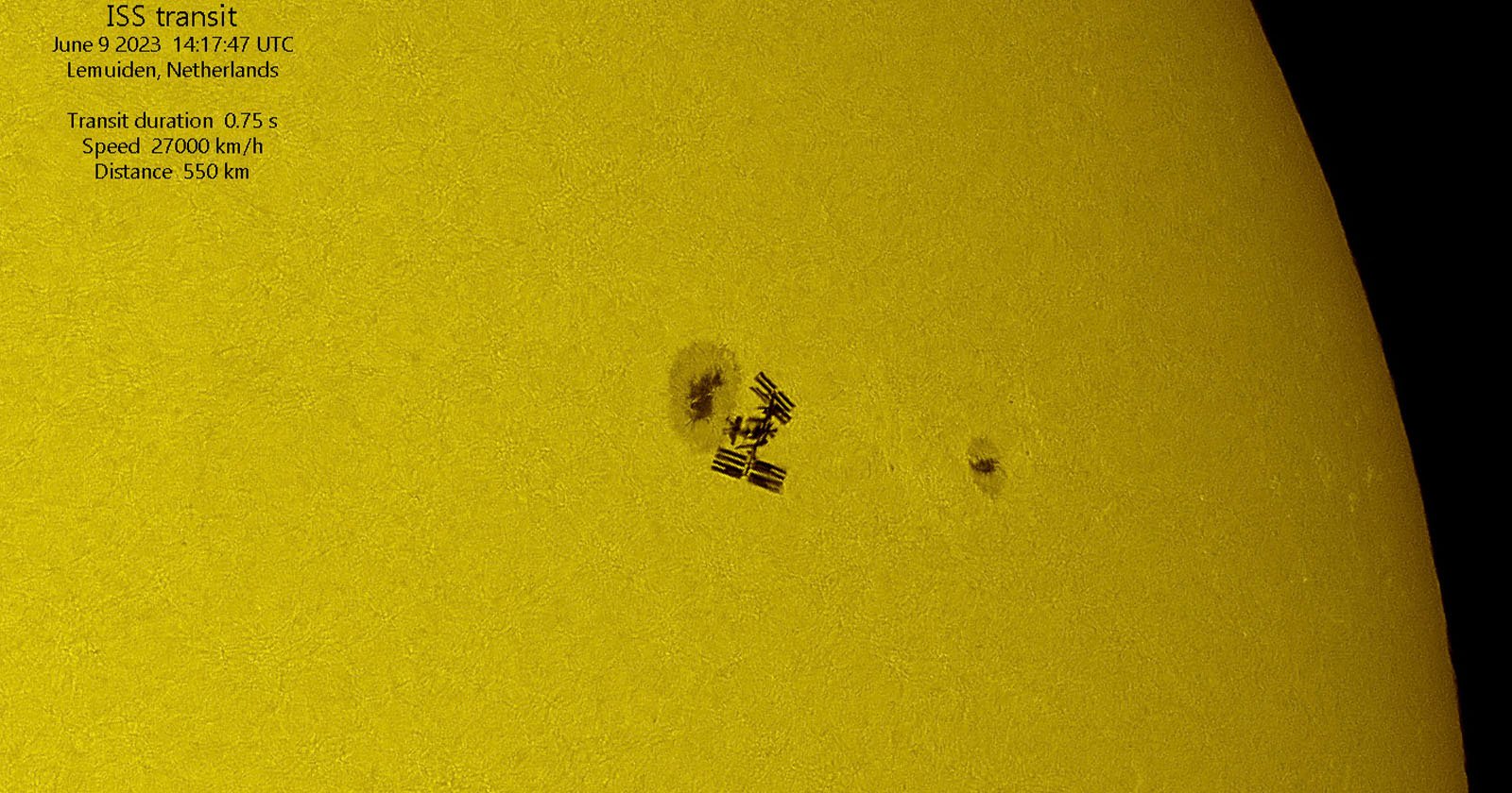 カメラマンは、宇宙飛行士の宇宙遊泳中に太陽を渡るISSをキャプチャします。