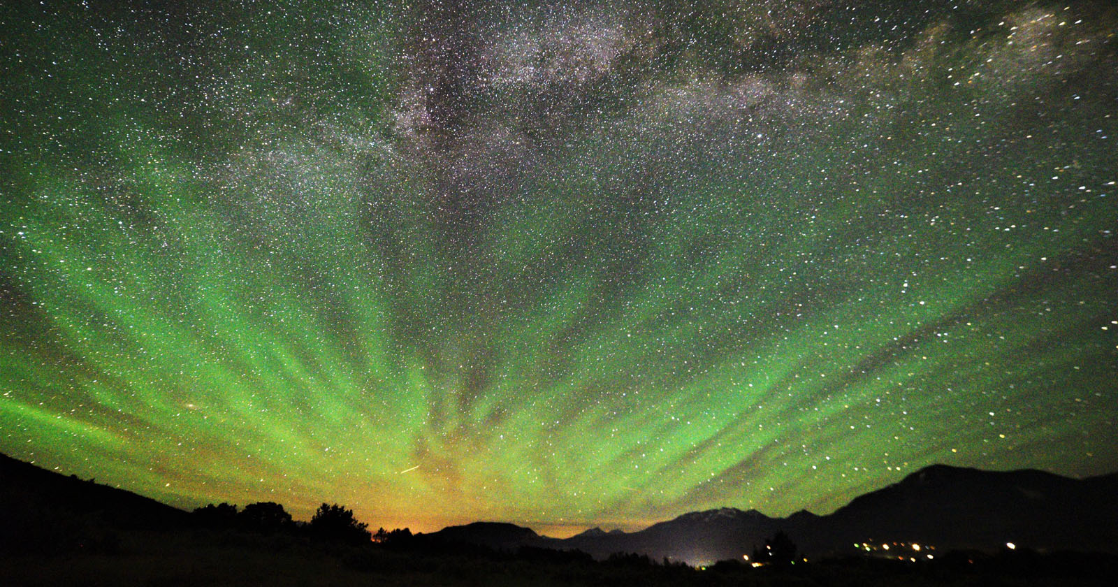 Photographer Captures Beautiful Aurora-Like 'Airglow' in the Night