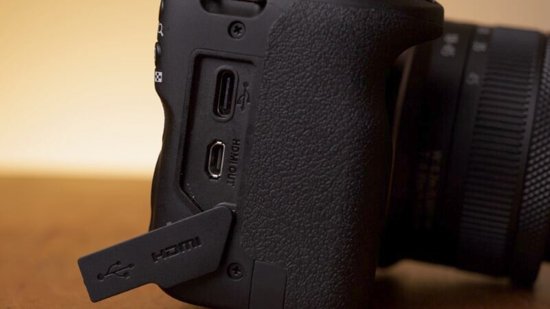 Canon EOS R100 USB port