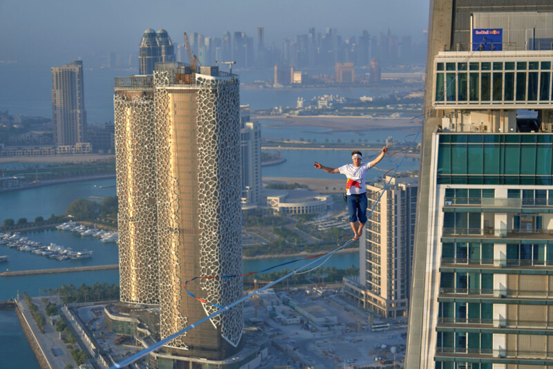 Jaan Roose slacklining in Qatar