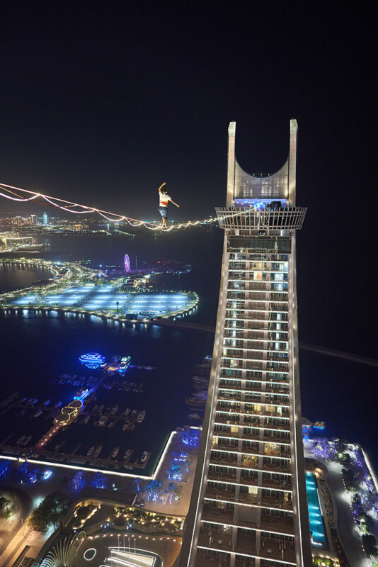 Jaan Roose slacklining in Qatar