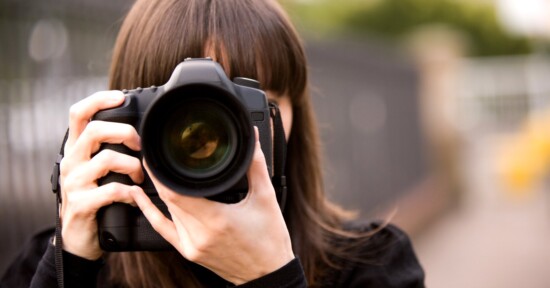 A couple ended up unexpectedly proposing to each other at the exact same time — after they both hired the same photographer to capture the suprise moment.