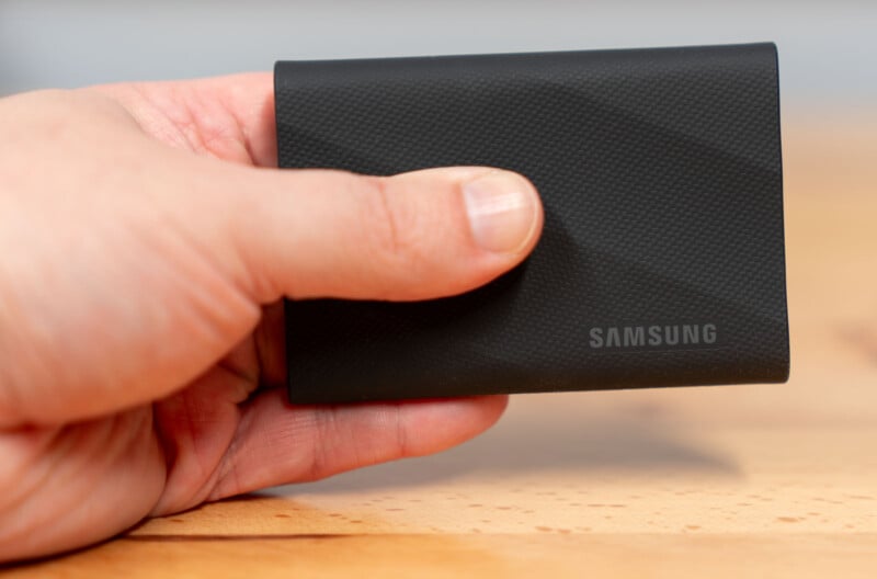 Samsung T9 va a scheggia. È il primo SSD portatile con USB 3.2 Gen 2x2  dell'azienda