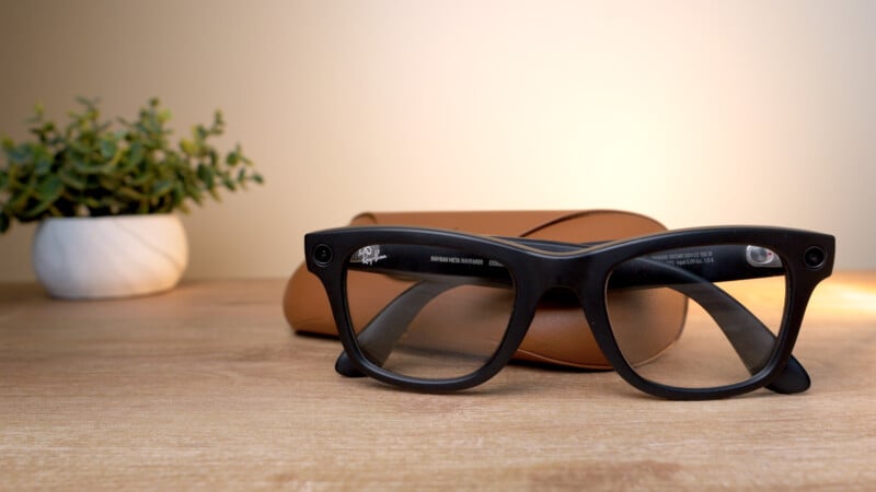 Ray-Ban Meta Smartglasses glasses and case