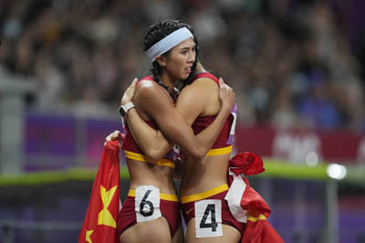 Chinese athletes embrace