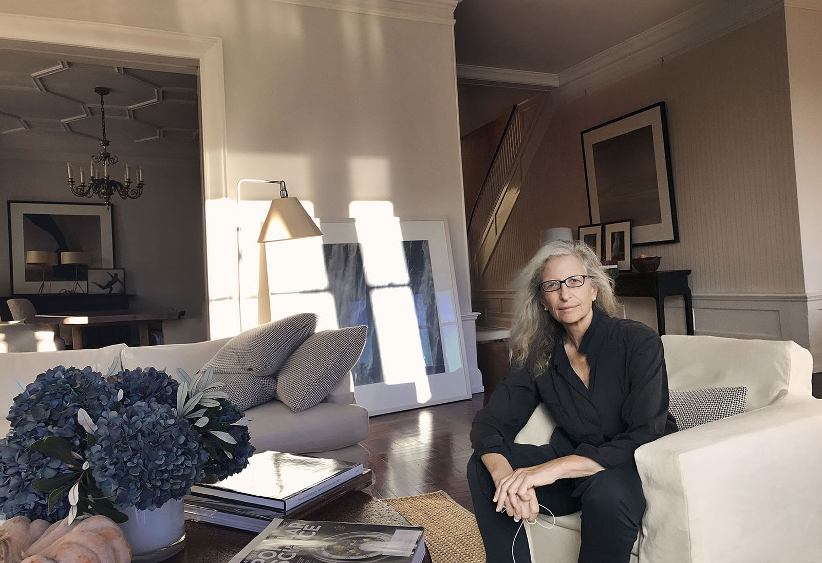 Annie Leibovitz photographed in a living room.