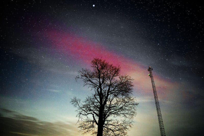 Un fotógrafo captura un raro arco SAR, que es una mancha de luz roja en el cielo.