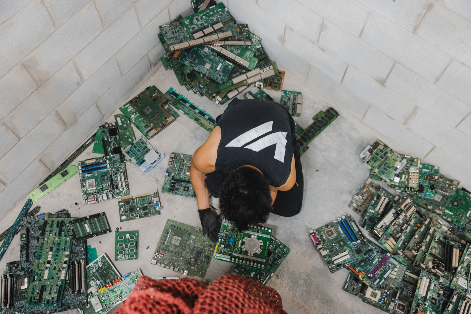 Benjamin Von Wong e-waste immersive art exhibit