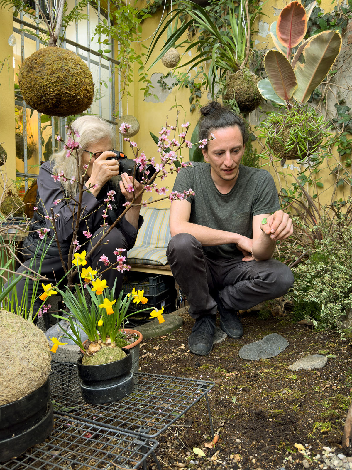 Annie Leibovitz photographs another person.