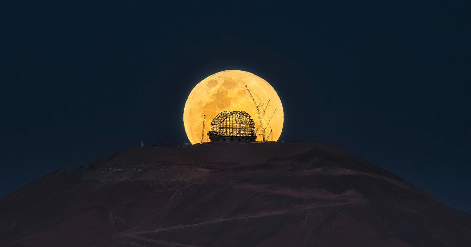 Impresionante imagen de la luna de Hunter elevándose por encima del telescopio más grande del mundo