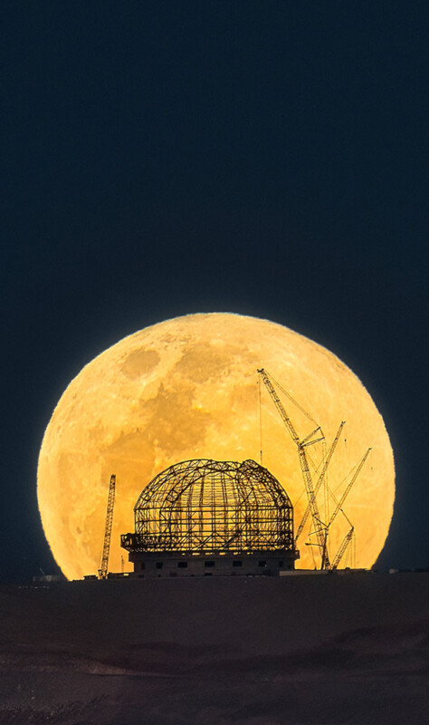 Las lunas se elevan sobre el Very Large Telescope