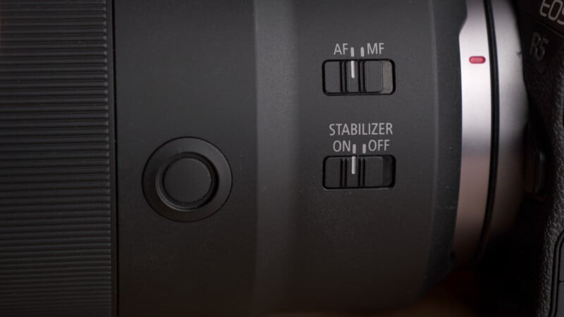 תג וכפתורים של Canon RF 135mm f/1.8 L
